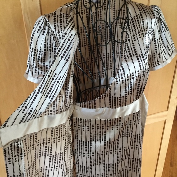 Guess Jeans short sleeve faux wrap Petite Small Dress cream & black color - Picture 7 of 8